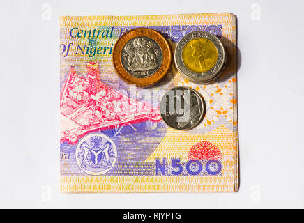 Nigerianische Geld - eine gefaltete Wad von 500 Naira notes mit einigen Münzen verschiedener Konfessionen Stockfoto