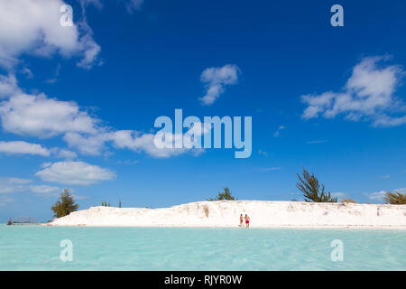 Unbekannter Menschen auf die schneeweißen Strand und das azurblaue Karibische Meer. Paar Männer und Frauen. Insel Cayo Largo. Kuba. Karibik. Stockfoto