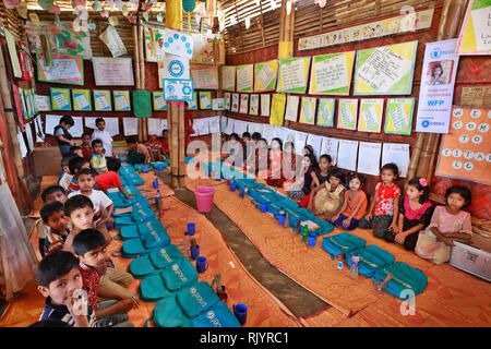 Cox's Bazar, Bangladesch - Februar 02, 2019: Rohingya Flüchtlinge Kinder klasse an eine temporäre Schule in Balukhali Flüchtlingslager bei Ukhiya in Cox Stockfoto