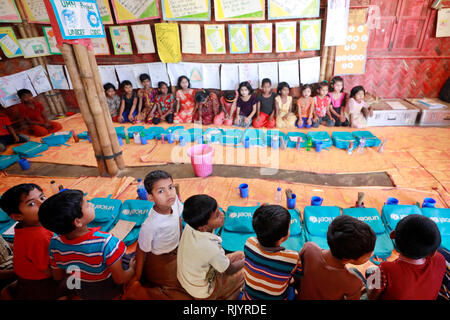 Cox's Bazar, Bangladesch - Februar 02, 2019: Rohingya Flüchtlinge Kinder klasse an eine temporäre Schule in Balukhali Flüchtlingslager bei Ukhiya in Cox Stockfoto