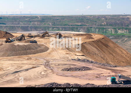 Braunkohle im Tagebau Landschaft mit Recycling von Rohstoffen in Deutschland Stockfoto