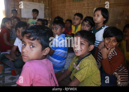 Cox's Bazar, Bangladesch - Februar 02, 2019: Rohingya Flüchtlinge Kinder klasse an eine temporäre Schule in Balukhali Flüchtlingslager bei Ukhiya in Cox Stockfoto