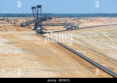 Braunkohle im Tagebau Landschaft mit Graben Bagger in Deutschland Stockfoto