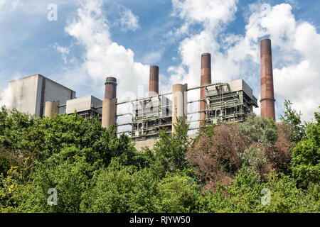 Schornsteine Kohlekraftwerk in Deutschland in der nähe von Bergheim Stockfoto