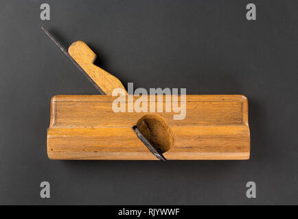 Alte Schreiner Werkzeug Holz Flugzeug auf einem grauen Hintergrund Stockfoto