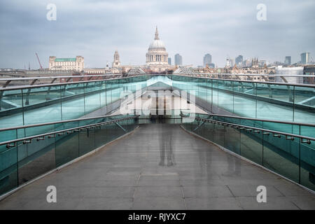 30 zweite Aufnahme wurde genutzt, um einige der Menschen auf das Millennium Foot Bridge, London, England verwischen. Sie überspannt den Fluss Themse in Richtung St. Pauls. Stockfoto