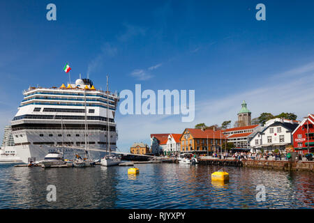 STAVANGER, Norwegen - 14 AUGUST 2018: Costa Favolosa Kreuzfahrtschiff Skagenkaien Pier in vagen Hafen der Altstadt von Stavanger, einem beliebten touristischen Destin günstig Stockfoto