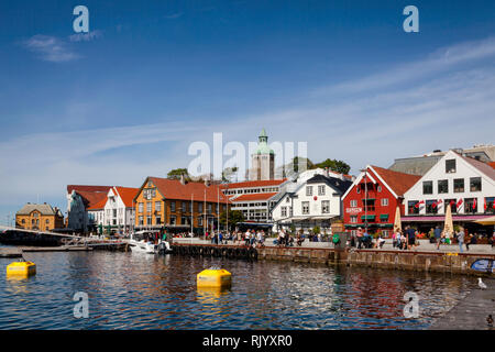 STAVANGER, Norwegen - 14 AUGUST 2018: Alte Holzhäuser am Skagenkaien, eine beliebte Touristenattraktion und ein Teil der blauen Promenade am Alten Stavanger Stockfoto