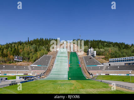 LILLEHAMMER, Norwegen - 27. JULI 2018: Lysgardsbakkene Skisprung Arena, 1994 Austragungsort der olympischen Winterspiele in Lillehammer Olympiapark Stockfoto