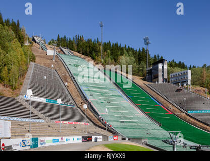 LILLEHAMMER, Norwegen - 27. JULI 2018: Lysgardsbakkene Skisprung Arena, 1994 Austragungsort der olympischen Winterspiele in Lillehammer Olympiapark Stockfoto