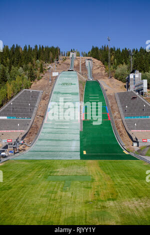 LILLEHAMMER, Norwegen - 27. JULI 2018: Lysgardsbakkene Skisprung Arena, 1994 Austragungsort der olympischen Winterspiele in Lillehammer Olympiapark Stockfoto