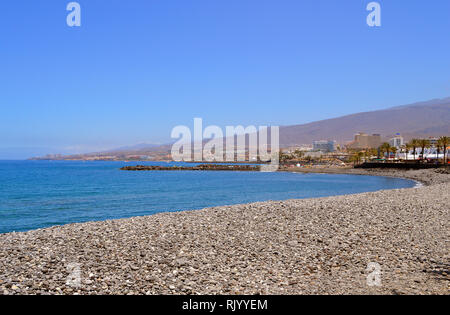 Playa De Las Americas Strand, Teneriffa, Kanarische Inseln, Spanien, Europa - Juni 12, 2016: Der ruhigeren Pebble Beach in Playa De Las Americas Stockfoto