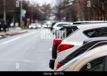 Stadt Straße mit geparkten Auto an der Seite der Straße - Bild Stockfoto