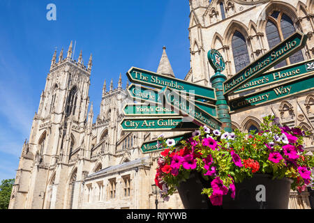 York Minster, gotische Kathedrale, Seiteneingang mit bunten Zeichen Beiträge zu touristischen Attraktionen der Stadt York, Yorkshire, England, UK, GB, Europa Stockfoto