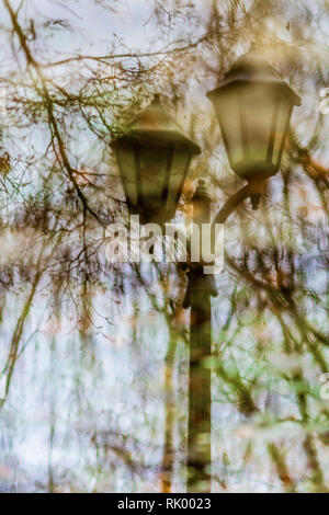 Frosted Pfütze und Reflexion von Laternen auf Eis - Bild Stockfoto