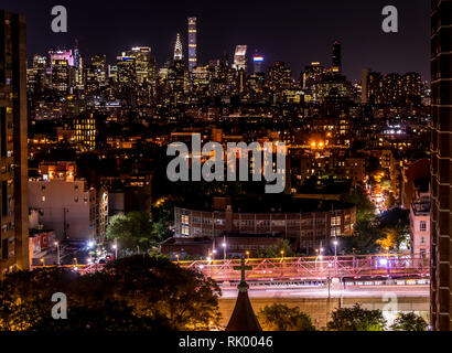 Nacht, Langzeitbelichtung, Blick von der Lower East Side von Manhattan auf das Chrysler Gebäude mit dem Eingang auf die Williamsburg Bridge. Stockfoto