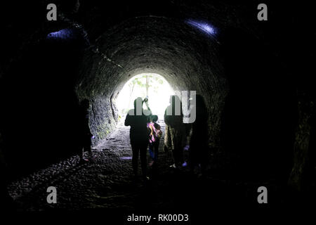 In Bandung, West Java, Indonesien. 17 Dez, 2018. Touristen sind zu sehen, die in der japanischen Höhle. Japanische Höhle'' Goa Jepang'' (1942) einen historischen Ort für Touristen geworden. Credit: Adriana Adinandra/SOPA Images/ZUMA Draht/Alamy leben Nachrichten Stockfoto