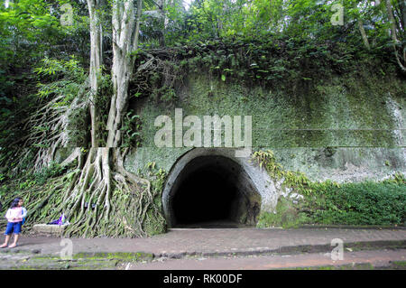 In Bandung, West Java, Indonesien. 17 Dez, 2018. Ein Kind gesehen wird, stehend neben dem Eingang der japanischen Höhle. Japanische Höhle'' Goa Jepang'' (1942) einen historischen Ort für Touristen geworden. Credit: Adriana Adinandra/SOPA Images/ZUMA Draht/Alamy leben Nachrichten Stockfoto