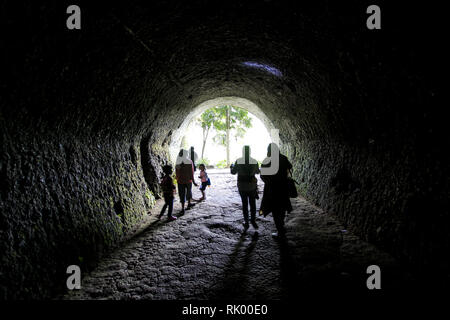 In Bandung, West Java, Indonesien. 17 Dez, 2018. Touristen sind zu sehen, die in der japanischen Höhle. Japanische Höhle'' Goa Jepang'' (1942) einen historischen Ort für Touristen geworden. Credit: Adriana Adinandra/SOPA Images/ZUMA Draht/Alamy leben Nachrichten Stockfoto