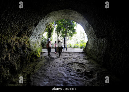 In Bandung, West Java, Indonesien. 17 Dez, 2018. Touristen sind zu sehen, die in der japanischen Höhle. Japanische Höhle'' Goa Jepang'' (1942) einen historischen Ort für Touristen geworden. Credit: Adriana Adinandra/SOPA Images/ZUMA Draht/Alamy leben Nachrichten Stockfoto