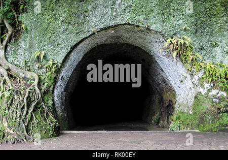 In Bandung, West Java, Indonesien. 17 Dez, 2018. Blick auf den Eingang des Japanischen Höhle. Japanische Höhle'' Goa Jepang'' (1942) wurde zu einem historischen Ort für Touristen. Credit: Adriana Adinandra/SOPA Images/ZUMA Draht/Alamy leben Nachrichten Stockfoto