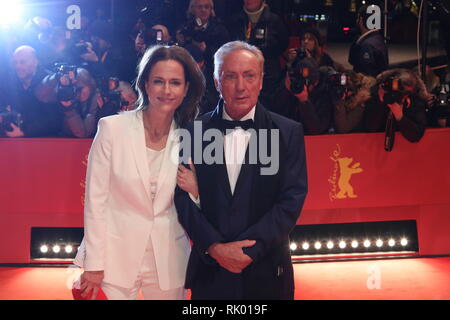 Berlin, Deutschland, 07. Februar, 2019. Claudia Michelsen und Udo Kier "die Freundlichkeit an der Fremden' Premiere auf der Berlinale Palast während der 69. Berlinale Die Internationalen Filmfestspiele, Berlin, Deutschland, 07.02.2019 statt. Quelle: Christopher Tamcke/Alamy leben Nachrichten Stockfoto
