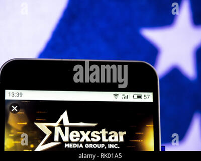 Kiew, Ukraine. 8 Feb, 2019. Nexstar Media Group Television Broadcasting Company Logo gesehen auf einem Smartphone angezeigt. Quelle: Igor Golovniov/SOPA Images/ZUMA Draht/Alamy leben Nachrichten Stockfoto