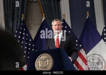 New York, New York, USA. 7 Feb, 2019. New York City Bürgermeister Bill De Blasio stellt das Geschäftsjahr vorläufige Haushaltsplan 2020 an der New York City Hall am Februar 7, 2019 in New York City. Quelle: MPI 43/Media Punch/Alamy leben Nachrichten Stockfoto