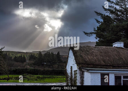 Ardara, County Donegal, Irland. 8. Februar 2019. Sonnenstrahlen durch die dunklen Wolken als Sturm Erik auf dem Norden ankommt - West Coast. Credit: Richard Wayman/Alamy leben Nachrichten Stockfoto