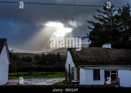 Ardara, County Donegal, Irland. 8. Februar 2019. Sonnenstrahlen durch die dunklen Wolken als Sturm Erik auf dem Norden ankommt - West Coast. Credit: Richard Wayman/Alamy leben Nachrichten Stockfoto