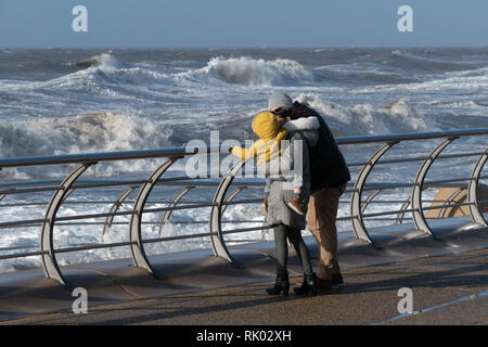 Blackpool, Großbritannien. 8 Feb, 2019. Wetter news. Stürmische Meere schlagen das Resort als Sturm Erik ist zu erwartenden Windgeschwindigkeiten von 70 km/h zu bringen sowie zu vielen Teilen des Vereinigten Königreichs in den nächsten 24 Stunden. Credit: Gary Telford/Alamy leben Nachrichten Stockfoto