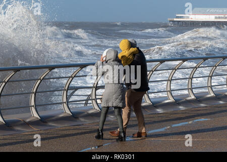 Blackpool, Großbritannien. 8 Feb, 2019. Wetter news. Stürmische Meere schlagen das Resort als Sturm Erik ist zu erwartenden Windgeschwindigkeiten von 70 km/h zu bringen sowie zu vielen Teilen des Vereinigten Königreichs in den nächsten 24 Stunden. Credit: Gary Telford/Alamy leben Nachrichten Stockfoto