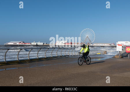 Blackpool, Großbritannien. 8 Feb, 2019. Wetter news. Stürmische Meere schlagen das Resort als Sturm Erik ist zu erwartenden Windgeschwindigkeiten von 70 km/h zu bringen sowie zu vielen Teilen des Vereinigten Königreichs in den nächsten 24 Stunden. Credit: Gary Telford/Alamy leben Nachrichten Stockfoto