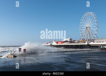 Blackpool, Großbritannien. 8 Feb, 2019. Wetter news. Stürmische Meere schlagen das Resort als Sturm Erik ist zu erwartenden Windgeschwindigkeiten von 70 km/h zu bringen sowie zu vielen Teilen des Vereinigten Königreichs in den nächsten 24 Stunden. Credit: Gary Telford/Alamy leben Nachrichten Stockfoto