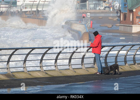 Blackpool, Großbritannien. 8 Feb, 2019. Wetter news. Stürmische Meere schlagen das Resort als Sturm Erik ist zu erwartenden Windgeschwindigkeiten von 70 km/h zu bringen sowie zu vielen Teilen des Vereinigten Königreichs in den nächsten 24 Stunden. Credit: Gary Telford/Alamy leben Nachrichten Stockfoto