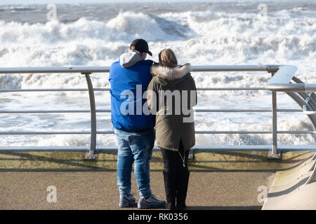 Blackpool, Großbritannien. 8 Feb, 2019. Wetter news. Stürmische Meere schlagen das Resort als Sturm Erik ist zu erwartenden Windgeschwindigkeiten von 70 km/h zu bringen sowie zu vielen Teilen des Vereinigten Königreichs in den nächsten 24 Stunden. Credit: Gary Telford/Alamy leben Nachrichten Stockfoto