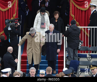 Kongressabgeordnete John Dingell (D-MI) links, führt das Repräsentantenhaus im für Präsident Barack Obama während seines öffentlichen Einweihung im US-Kapitol in Washington, D.C. am 21. Januar 2013 vereidigte für eine zweite Amtszeit als Präsident der Vereinigten Staaten vom Obersten Gerichtshof Chief Justice John Roberts. . Credit: Pat Benic/Pool über CNP/MediaPunch Stockfoto