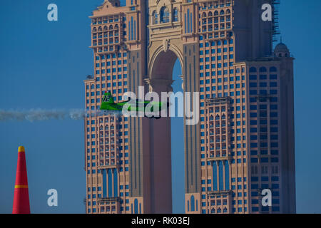 Abu Dhabi, VAE. 8. Feb 2019. Abu Dhabi, Red Bull Air Race 2019 - Qualifizieren. Credit: Fahd Khan/Live News Alamy Credit: Fahd Khan/Alamy leben Nachrichten Stockfoto