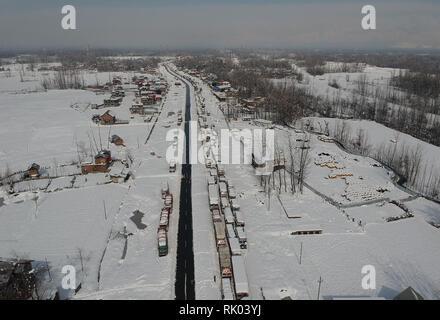 (190208) - SRINAGAR, Februar 8, 2019 (Xinhua) - Luftaufnahme auf Feb 8, 2019 zeigt gestrandete Lkw auf der Autobahn geschlossen nach einem Polizei Post wurde von einer Lawine in der Nähe von jawahar Tunnel in Anantnag Bezirk schlagen, etwa 90 km südlich von Srinagar Stadt, die Hauptstadt des indischen Teil Kaschmirs gesteuert. Mindestens 10 Menschen, zumeist Polizisten, wurden Donnerstag Abend eingeschlossen, nachdem eine gewaltige Lawine ein Polizei Post in der indischen Hit - Kaschmir gesteuert, sagte die Polizei. (Xinhua / Javed dar) Stockfoto