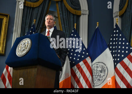 New York, USA. 7. Feb 2019. New York Bürgermeister Bill De Blasio stellt die New York vorläufige Budget Geschäftsjahr 2020 im Rathaus am 7. Februar 2019. Credit: Erik Pendzich/Alamy leben Nachrichten Stockfoto
