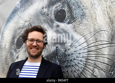 Friedrichskoog, Deutschland. 08 Feb, 2019. Jan Philipp Albrecht (Bündnis 90/Die Grünen), Schleswig-Holstein Minister für Energiewende, Landwirtschaft, Umwelt, Natur und Digitalisierung, steht vor einem Plakat mit der Dichtung. Albrecht hatte eine neue Patenschaft für die Aufzuchtstation Friedrichskoog Dichtung aus dem Ministerium für Umwelt, Dithmarschen Bezirk, der Gemeinde Friedrichskoog, der Jagd und des Wattenmeerschutzes Station unterzeichnet. Credit: Carsten Rehder/dpa/Alamy leben Nachrichten Stockfoto