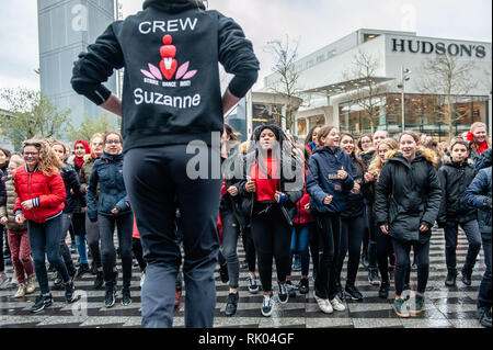 Tilburg, Nordbrabant, Niederlande. 8 Feb, 2019. Ein Mädchen gesehen, das Tanzen vor der anderen Tänzer tanzen auch während der Veranstaltung eine Milliarde steigende Veranstaltung zum siebten Mal in der niederländischen Stadt Tilburg, nimmt das Thema der steigenden in Solidarität gegen die Ausbeutung von Frauen bleibt der Fokus von einer Milliarde Steigende 2019. Credit: ZUMA Press, Inc./Alamy leben Nachrichten Stockfoto