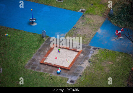 Hamburg, Deutschland. 06 Feb, 2019. Sandspielzeug und Kunststoff Autos können auf einem verlassenen Spielplatz zwischen den Häusern und Bürogebäuden in Neustadt gesehen werden. Credit: Christian Charisius/dpa/Alamy leben Nachrichten Stockfoto