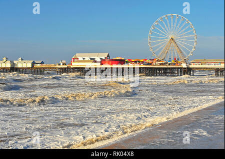 Blackpool, Großbritannien. 8 Feb, 2019. Sturm Erik kommt auf der Lancashire coast bei Blackpool, starke Winde und Wellen wie Flut erreicht ist. Central Pier und das Riesenrad fühlte die Kraft. Kev Walsh/Alamy leben Nachrichten Stockfoto