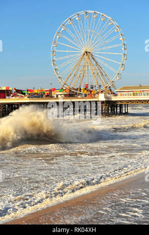 Blackpool, Großbritannien. 8 Feb, 2019. Sturm Erik kommt auf der Lancashire coast bei Blackpool, starke Winde und Wellen wie Flut erreicht ist. Central Pier und das Riesenrad fühlte die Kraft. Kev Walsh/Alamy leben Nachrichten Stockfoto