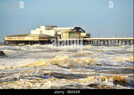 Blackpool, Großbritannien. 8 Feb, 2019. Sturm Erik auf der Lancashire coast in Blackpool ankommt, starke Winde und Wellen wie Flut erreicht ist. Die resorts North Pier spürte die Kraft des Überspannungsschutzes. Kev Walsh/Alamy leben Nachrichten Stockfoto