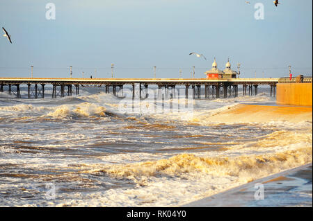 Blackpool, Großbritannien. 8 Feb, 2019. Sturm Erik auf der Lancashire coast in Blackpool ankommt, starke Winde und Wellen wie Flut erreicht ist. Die resorts North Pier spürte die Kraft des Überspannungsschutzes. Kev Walsh/Alamy leben Nachrichten Stockfoto