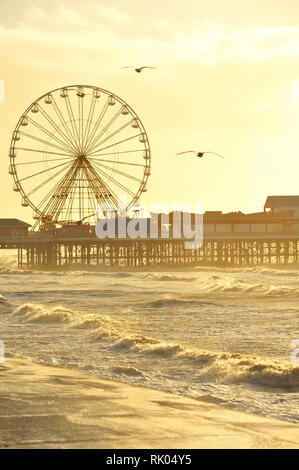 Blackpool, Großbritannien. 8 Feb, 2019. Sturm Erik kommt auf der Lancashire coast bei Blackpool, starke Winde und Wellen wie Flut erreicht ist. Central Pier und das Riesenrad fühlte die Kraft. Kev Walsh/Alamy leben Nachrichten Stockfoto