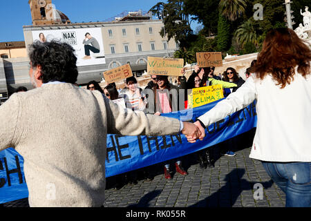 Rom, Italien. 08 Feb, 2019. Rom, 8. Februar 2019. Piazza del Popolo entfernt. Freitags für das zukünftige Klima Streik in Rom, der Aufruf von Greta Thunberg, der schwedischen, der 15 Jahre alt ist, der Schnitt ist Klasse, um die Klimakrise zu bekämpfen zu beantworten. Foto Samantha Zucchi Insidefoto Credit: insidefoto Srl/Alamy leben Nachrichten Stockfoto