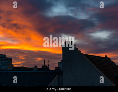 Leith, Edinburgh, Schottland, Großbritannien, 8. Februar 2019. UK Wetter: Wolken leuchten orange bei Sonnenuntergang bei Unwetter Erik über Crow trat Leith Dächer und Skyline Stockfoto